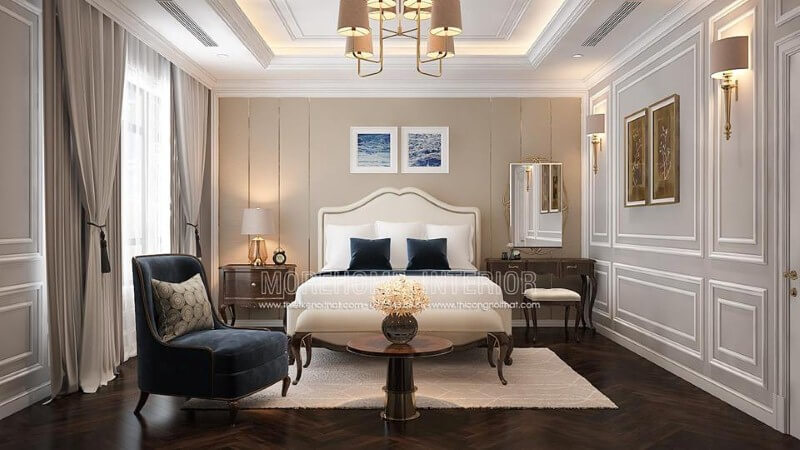 Giường ngủ gỗ óc chó bọc nệm trắng kết hợp đường nét uốn lượn tạo nên điểm nhấn ấn tượng cho phòng ngủ tân cổ điển sang trọng, quý phái. Thiết kế phòng ngủ nhà phố