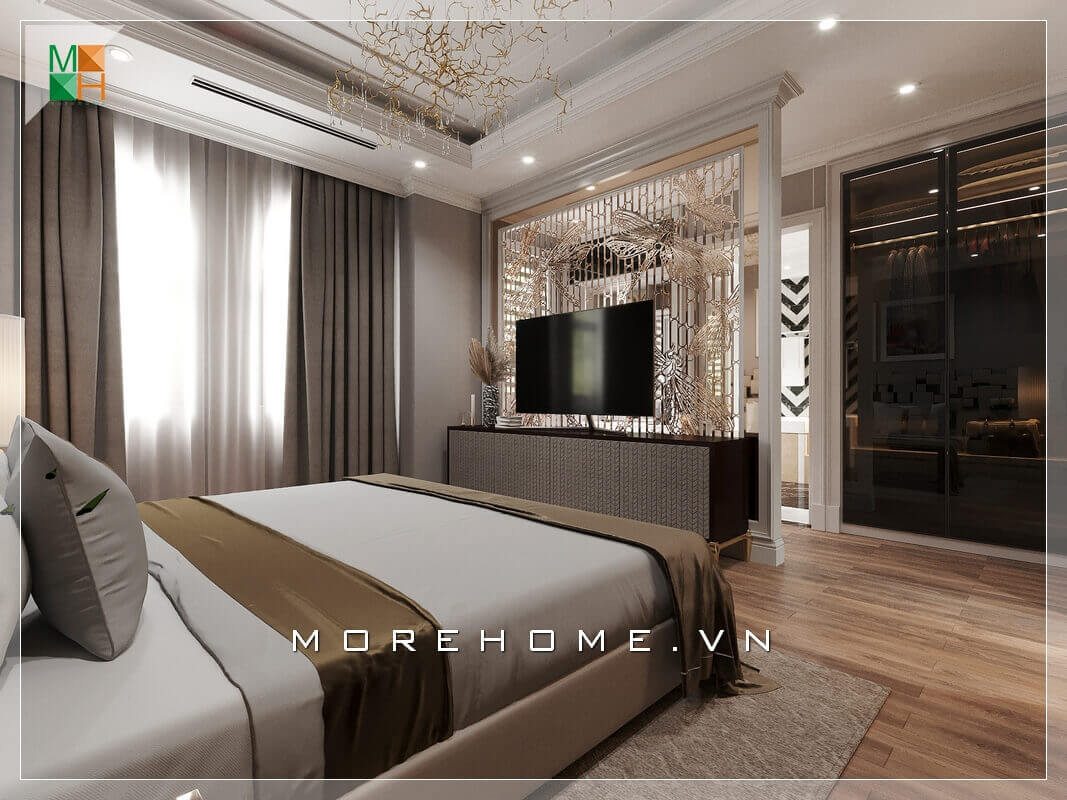 Nội thất phòng ngủ mang phong cách tân cổ điển pha chút hiện đại là sự kết hợp ăn ý giữa việc lựa chọn nội thất của chiếc giường khung gỗ hiện đại và tinh tế khi được đặt gần ngay cửa kính trượt ban công đẹp, rộng rãi hiện đại để đón ánh nắng tự nhiên của thiên nhiên. Thiết kế phòng ngủ biệt thự