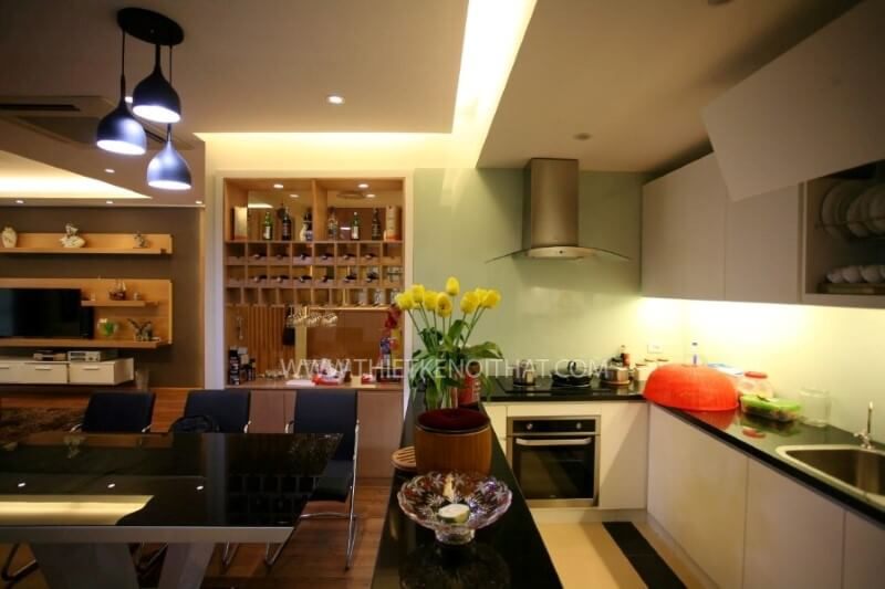 Thiết kế bàn ăn nhỏ gọn với sáu ghế nhỏ giúp khôn gian trở nên linh hoạt và ấn tượng, phù hợp với cả các bữa cơm với bạn bè hay chỉ đơn giản là bữa tối với gia đình nhỏ