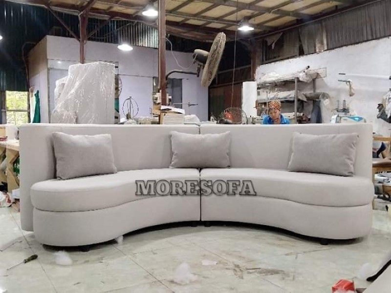 Sofa hiện đại với các đường cong mềm mại, đường may mũi chỉ cẩn thận