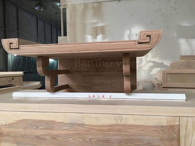 . Morehome có tay nghề sản xuất bàn thờ treo tường chung cư để đáp ứng nhu cầu thờ cúng tổ tiên của khách hàng, với kiểu dáng hiện đại bằng gỗ óc chó.