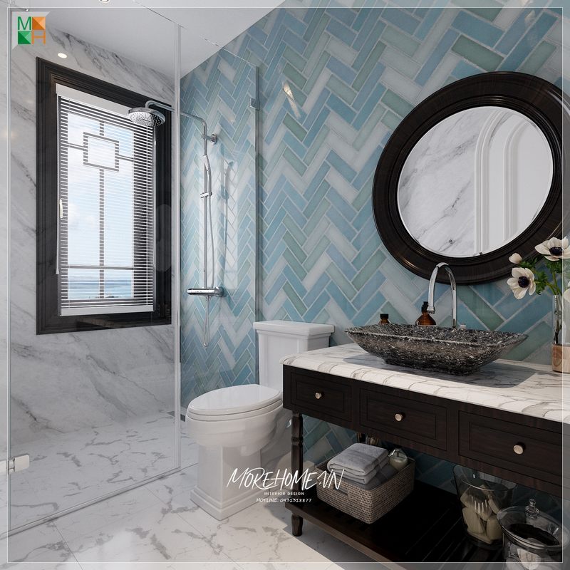 Thiết kế phòng tắm phong cách Indochine có một khía cạnh đặc biệt với bức tường gạch màu xanh lá cây được trang trí bởi các họa tiết xương cá, tạo nên một cảnh ấn tượng.
