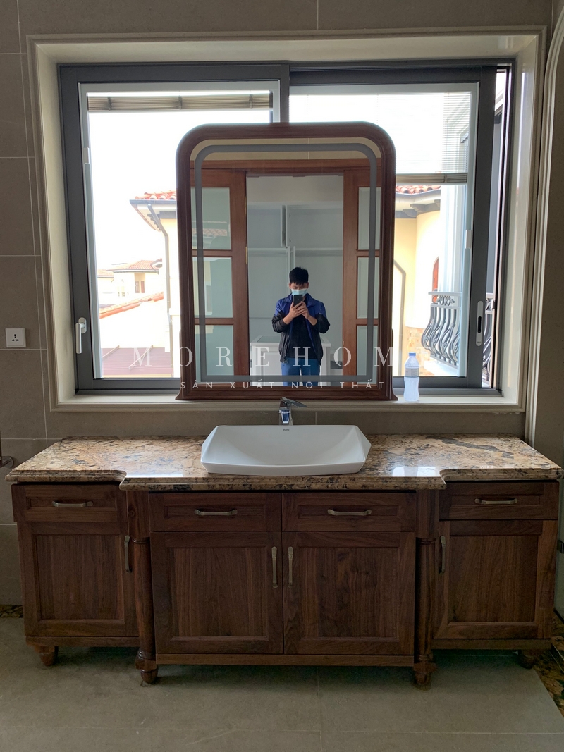Không gian phòng tắm không thể thiếu một kệ tủ lavabo gỗ óc chó mặt đá tân cổ điển nội thất. Nó có nhiều ngăn tủ tiện lợi, giúp bạn cất trữ và sắp xếp đồ dùng sinh hoạt trong phòng tắm gọn gàng và dễ dàng sử dụng.